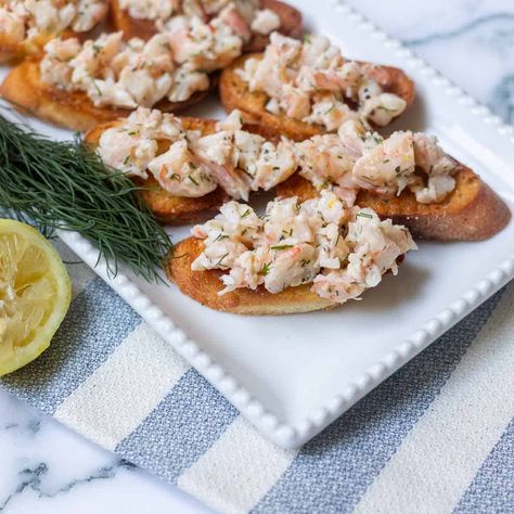 This easy lemon Garlic Shrimp Crostini is a delicious fresh and easy prep-ahead seafood appetizer for a dinner party! Shrimp Crustini Appetizers, Shrimp Crostini Appetizers, Italian Shrimp Appetizers, Dinner Party Appetizers Easy, Crispy Crostini, Shrimp Crostini, Easy Crostini, Crostini Toppings, Dinner Party Appetizers