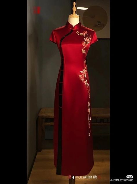 Red Chinese Dress, Chinese Attire, Different Dress Styles, Red Qipao, Asian Style Dress, Type Of Content, Chinese Dresses, Chinese Style Dress, Fotografi Vintage