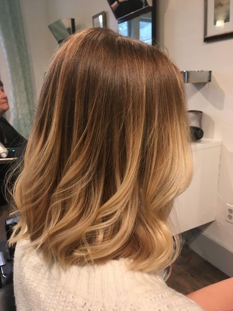 Golden Balyage Short Hair, Short Gold Blonde Hair, Balayage Before And After Brunettes, Light Honey Brown Hair Short, Short Honey Blonde Hair Dark Roots, Caramel Blonde Hair Short, Short Honey Hair, Warm Blonde Balayage On Brown Hair, Golden Blonde Balayage On Dark Hair