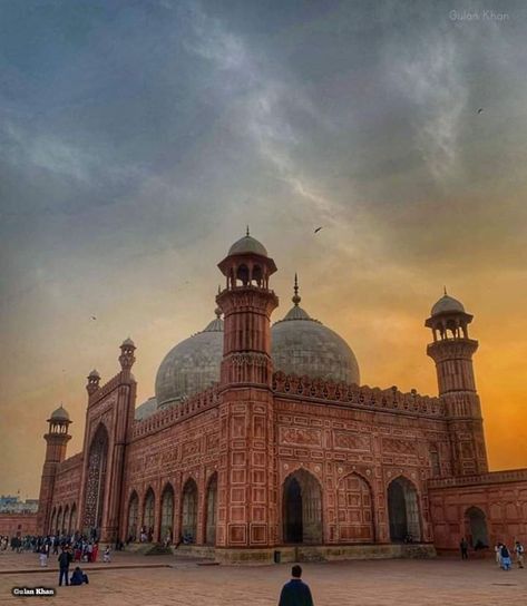 Badshahi Mosque Photography, Pakistan Nature, Asian Royalty, Ancient Persian Architecture, Badshahi Mosque, Photography Buildings, Islamic Photo, Architecture Photography Buildings, Beautiful Mosque