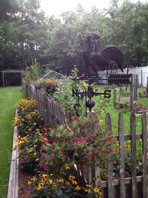 Diy Garden Fence, Country Garden Decor, Garden Interior, Garden Vines, The Secret Garden, Fence Ideas, Backyard Fences, Wooden Fence, Interior Garden