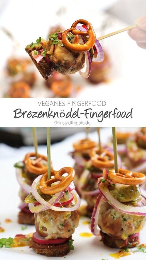 Auf dem Bild sieht man Brezenknödelfingerfood mit kleinen Salzbrezeln Vegan Oktoberfest Food, Oktoberfest Buffet, Party Fingerfood, Vegan Finger Foods, Party Essen, Oktoberfest Food, Brunch Cafe, Brunch Buffet, Party Finger Foods