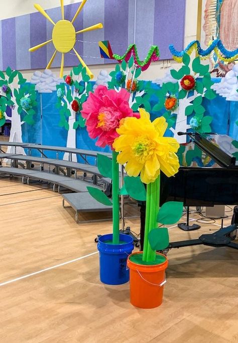 Pool Noodle Flowers Giant, Pool Noodle Trees Diy, Pool Noodle Flower Float, Pool Noodle Classroom Decorations, Pool Noodle Outdoor Decor, Pool Noodle Flowers Diy, Diy Giant Flowers How To Make, Pool Noodle Arch Diy, Preschool Graduation Backdrop Ideas