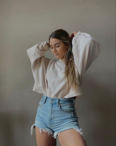 Jean Shorts Hoodie Outfit, Oversized Sweatshirt And Shorts Outfit, Oversized Denim Shorts Outfit, Oversized Sweater And Shorts Outfit, Sweatshirt Outfit Summer, Shorts And Sweatshirt Outfit, Sweatshirt And Shorts Outfit, Big Sweater Outfit, Casual Home Outfits