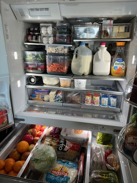 Learn how to organize your fridge with our easy tips. These tips will keep your food fresher longer and keep your fridge clean and organized. #organization #fridgeorganization #fridge #cleaning #cleaningtips #cleaningchallenge Organised Fridge, Fridge Cleaning, Organization Challenge, Drink Fridge, Cleaning Challenge, Clear Bins, Organizing Challenges, Clean Fridge, Best Cleaner