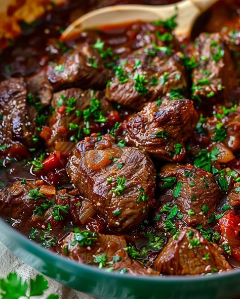 Hungarian Beef Pörkölt Hungarian Beef Stew, Healthy Home Cooked Meals, Homecooked Recipes, Beef Skillet, Dessert Pasta, Cooking Beef, Hungarian Cuisine, Main Entrees, Savory Foods