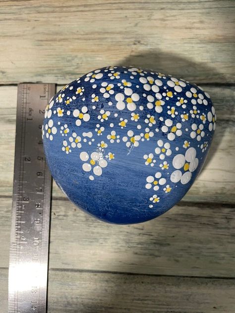 Artisan Hand Painted Rock | Daisies Shower Floral Art | eBay Creative Stone Art, Painted Pebbles Ideas Rock Art, Whimsical Rock Painting, Ideas To Paint Rocks, Bees Rock Painting, Easy Painted Rocks Ideas, Black Painted Rocks, Large Rock Painting, Rock Painting Ideas For Garden