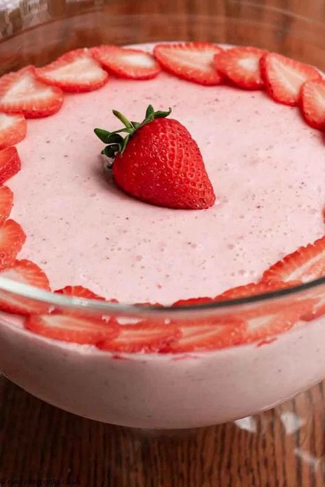 Mousse Plating, Easy Strawberry Mousse, Easy Chocolate Fudge Cake, Strawberry Mousse Recipe, Dessert For Summer, Easy Strawberry Cheesecake, Summer Pudding, Easy Chocolate Fudge, Sweet Sauces