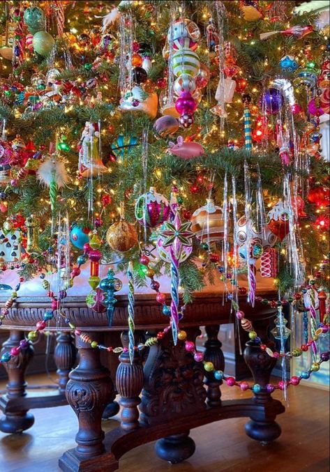 Kitsch Christmas, Christmas Tree Inspiration, Christmas Interiors, Beautiful Christmas Trees, Whimsical Christmas, Colorful Christmas Tree, Vintage Christmas Tree, Christmas Tree Themes, Christmas Mood