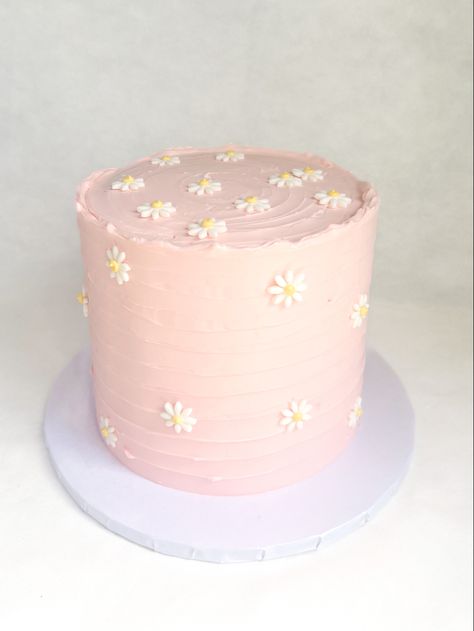 Pink Daisy Cake Ideas, Flower Birthday Cake Simple, First Birthday Cake Floral, Birthday Cake Pink Flowers, Daisy Boho Cake, Pink Daisy Birthday Cake, Pink Cake With Daisies, Pink Daisy Birthday Party Ideas, Cake Daisy Flower