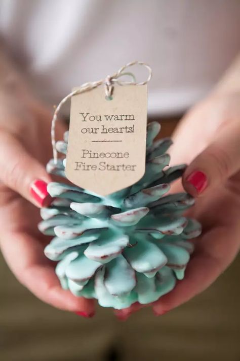 Joululahjat Diy, Pinecone Fire Starters, Hantverk Diy, Winter Wedding Favors, Soya Mumu, Diy Pinecone, Skirt Diy, Winter Wedding Decorations, Cones Crafts