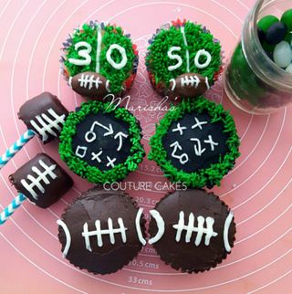 Football Party Cupcakes, Cake Decorating Contest, Football Cupcake Cakes, Football Party Treats, Super Bowl Cupcake, Art History Books, Football Treats, Football Cupcakes, First Birthday Cupcakes