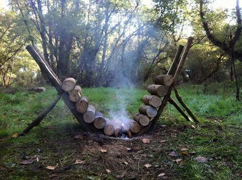 I have to admit I've never seen a campfire quite like this, and I wouldn't mind trying it out on my next camping trip. Bushcraft Camping, Camping Fun, Camping Survival, Outdoor Survival, Back To Nature, Off Grid, Survival Tips, Emergency Preparedness, Survival Gear