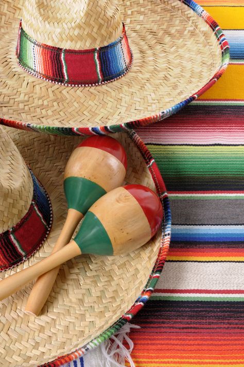 Sombreros mexicanos con maracas y mantas de sarape tradicionales. Foto Premium Mexico Culture Art, Mexico Party, Taco Shell, Mexico Gift, Spanish Decor, Mexican Mask, Mexican Doll, Hand Percussion, Mexico Food