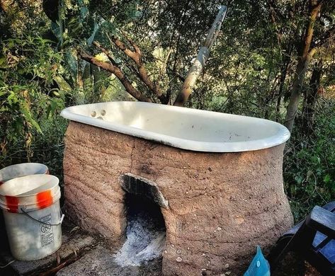 Diy Outside Bathtub, Cob Hot Tub, Off Grid Bath House, Cob Sauna, Outdoor Bathtub Ideas, Outdoor Bath Tub, Unique Bathtubs, Outdoor Bath House, Outside Bathtub