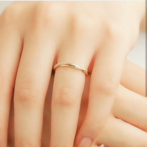 Golden Rings Design For Women, Rings Aesthetic Gold, Unusual Rings Design, Simple Jewelry Earrings, Engagement Rings Simple, Grunge Ring, Simple Ring Design, Simplistic Jewelry, خواتم خطوبة