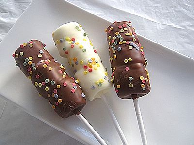 Marshmallow Kebabs Skewers, Marshmallows Dipped In Chocolate, Marshmallow Skewers, Covered Marshmallows, Marshmallow Sticks, Chocolate Dipped Marshmallows, Marshmallow Roasting Sticks, Choco Chocolate, Skewer Sticks