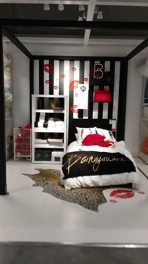 Kate Spade Bedroom Ideas, Red Black White Room Bedroom Ideas, Red Rose Bedroom Ideas, Black White And Red Bedroom Ideas, Red Bedroom Ideas For Women, Red White And Black Bedroom Ideas, Black And Red Bedroom Decor, Red And Black Bedroom Ideas, Red Bedroom Design