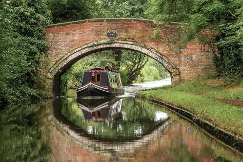 Canal Boat Itineraries on England’s Prettiest Waterways | SUITCASE Magazine Canal Boats England, Avengers Forever, Boat Living, Narrow Boats, Narrow Boat, Canal Boats, Oxfordshire England, Lake District England, England Photography