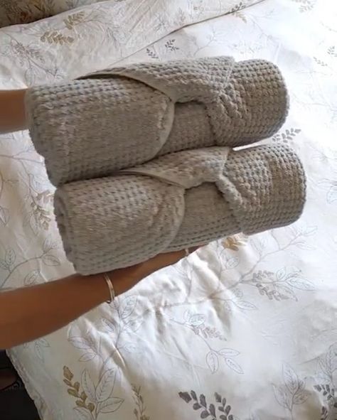 Folding Towels Fancy, Folding Bath Towels, Hand Towel Folding, Towel Folding Ideas, Fold Hand Towels, Metdaan Diy, Fancy Towels, Fold Towels, Folding Fitted Sheets