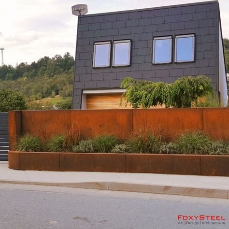 corten fence with embedded corten steel raised garden bed Corten Fence, Corten Steel Retaining Wall, Corten Steel Fence, Rusty Dress, Steel Retaining Wall, Steel Fence Panels, Restaurant Exterior Design, Townhouse Garden, Courtyard Landscaping