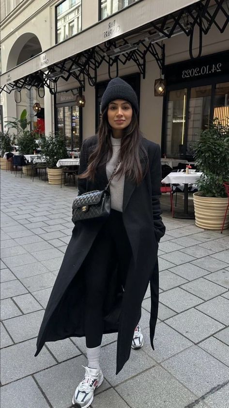 Berlin Fall Outfits, Paris Nye, Long Black Coat Outfit, Berlin Christmas, Black Coat Outfit, Chic Fits, Cool Street Style, Look Legging, Outfits Stylish