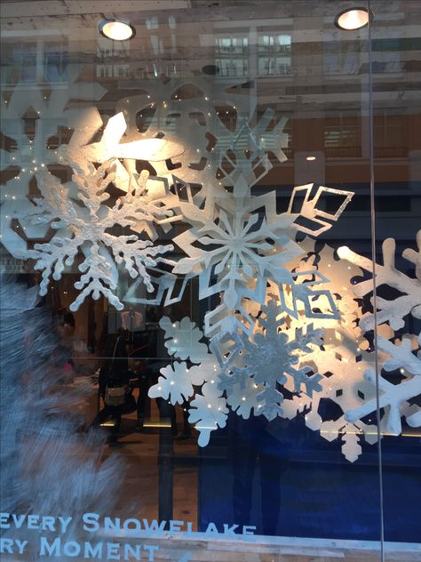 Winter Store Displays, Holiday Windows Display Retail, Snowflake Window Display, Snow Window Display, Christmas Window Decorations Indoor, Christmas Visual Merchandising, Christmas Window Displays, Anthropologie Display, Winter Window Display