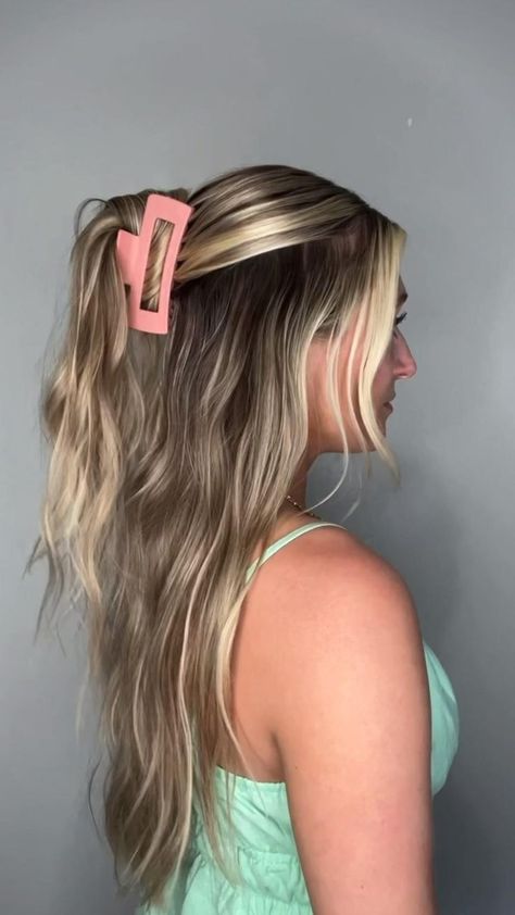 Straight Hair Updo Easy, Half Up Claw Clip, Hair Clips Hairstyles, Easy Beach Hairstyles, Hair Clip Hairstyles, Long Hair Clip, Hair Falls, Extra Long Hair, Beach Hairstyles For Long Hair