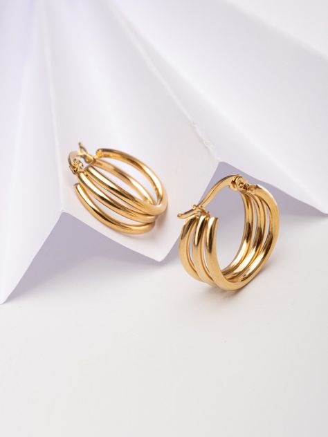 Photography - jewelry - gold hoop - hoops - photoshoot - argolla Jewelry On White Background, Photoshoot Jewelry Ideas, Gold Photoshoot Ideas, Earrings White Background, Bracelet Photoshoot, Earring Photoshoot, Handmade Leather Bag Pattern, Fashion Jewelry Necklaces Gold, Ancient Egyptian Jewelry