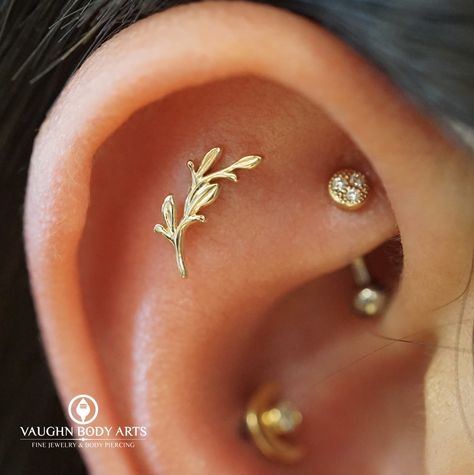 Boho Ear Piercings, Piercing Sets, Ear Inspiration, South Indian Mangalsutra, Ace Ring, Indian Mangalsutra, Ear Stacks, Pretty Ear Piercings, Cool Piercings