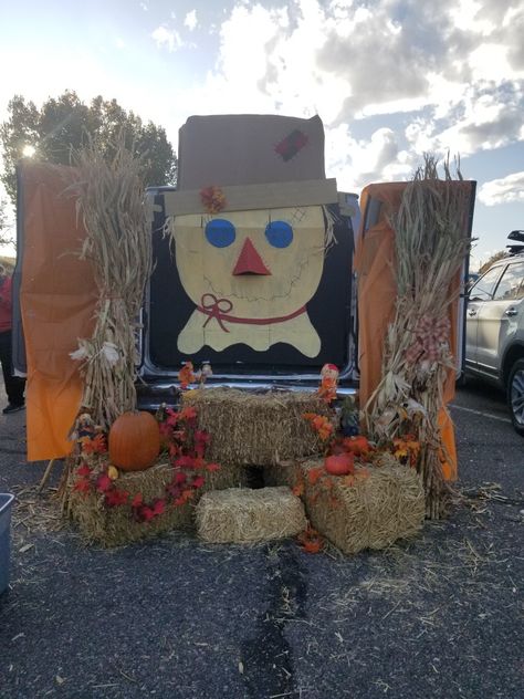 Scare Crow Trunk Or Treat, Pick Your Nose Trunk Or Treat, Pumpkin Patch Themed Trunk Or Treat, Scarecrow Trunk Or Treat Ideas, Scarecrow Trunk Or Treat, Nerd Halloween Costumes, Scarecrow Costume, Treat Ideas, Trunk Or Treat