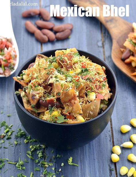 Mexican Bhel Recipe, Bhel Recipe, Capsicum Recipes, Veg Snacks, Indian Appetizers, Mexican Recipe, Mexican Street Food, Food Homemade, Chaat Recipe