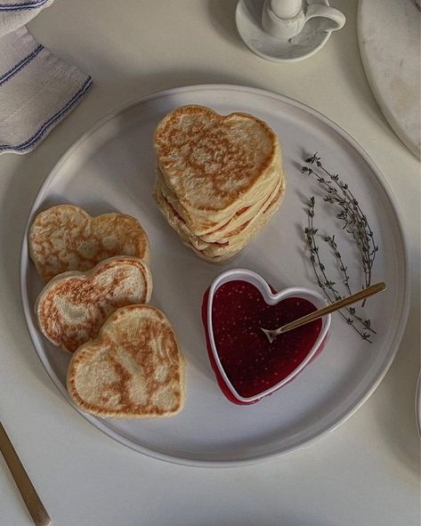 Heart Pancakes, Heart Shaped Food, Pretty Food, Food Cravings, Cute Food, Aesthetic Food, San Valentino, Sweet Recipes, Food Inspiration