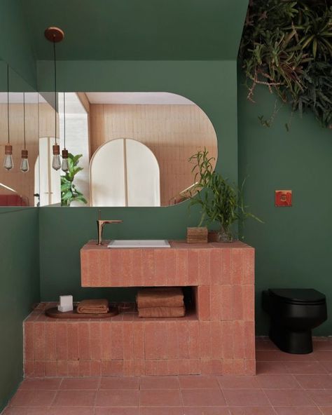 @designgek on Instagram: “A São Paulo apartment designed by @mr.melinaromano // photography @denilsonmachadomca // via @dezeen” Terracotta Bathroom, Apartemen Studio, Small Ensuite, Pink Toilet, Valley House, White Wall Tiles, Timber Roof, Black Toilet, Built In Furniture