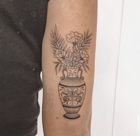 Traditional Vase Tattoos, Greek Vase Tattoo, Arm Patchwork, Mistletoe Tattoo, Flower Vase Tattoo, Tattoo Dos, Vase Tattoo, Traditional Vase, Greek Vase