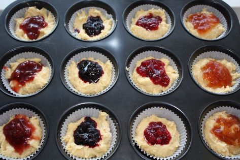 Surprise Muffins Recipe, Jelly Muffins Breakfast, Muffins With Jam In The Middle, Jelly Filled Muffins, Jam Filled Muffins, Surprise Muffins, Bisquick Muffins, Mini Fruit Pies, Sparkling Apple Cider