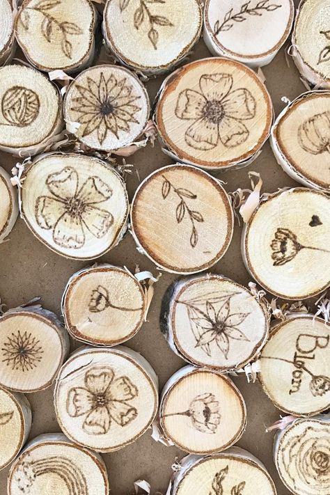 Wood Burn Magnets, Mini Wood Slice Crafts, Wood Slice Magnets Diy, Simple Pyrography Designs, Simple Wood Burning Designs, Wood Engraving Diy, Simple Pyrography, Slice Ideas, Wood Burned Gifts