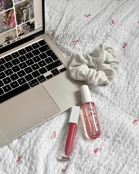 Rainy days are perfect for staying inside scrolling on Pinterest 😌💭 - #pinterest #pinkaesthetic #pinkaesthetics #diml #thatgirl Scrolling On Pinterest, Romanticising Life, Rainy Days, Pink Aesthetic, Be Perfect, On Instagram, Quick Saves, Instagram