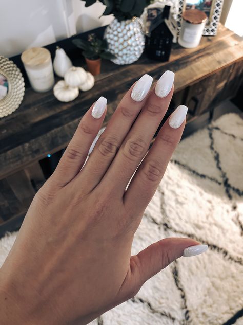 Bride Nails For Bachelorette Party, Wedding Nails For Bride Spring, Bachelorette Party Nails For Bride, Subtle Wedding Nails For Bride, Possible Engagement Nails, Engagement Ready Nails, Neutral Nails Engagement Photos, Nails When Getting Engaged, Cute Nails For Engagement Pictures