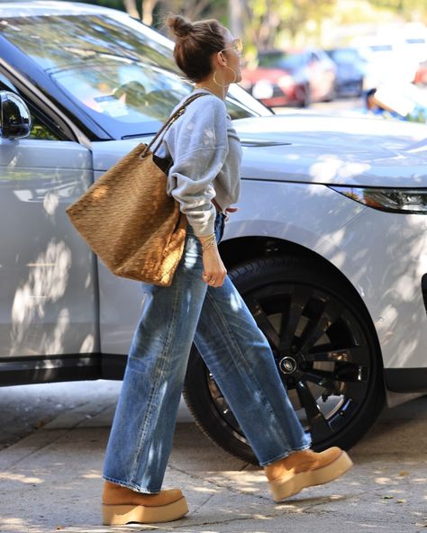 The suede bag is officially having a moment! 🍂🤎 This must-touch fuzzy textile is everywhere, and for MC’s fashion features editor, @emmachilds_, she's seeing this style on the streets daily. “While waiting for a slow-moving Manhattan D train yesterday, I spotted two well-dressed women with chocolate-colored suede bags,” she writes. Although it’s a “new” autumn trend, not many handbag trends get this popular so quickly, which made her want to find out why. 🤨 Discover the rise of the suede b... Austin Street Style, Brown Suede Bag Outfit, Suede Bag Outfit, Amina Muaddi Boots, Brown Suede Bag, Celebrity Handbags, Handbag Trends, Tan Leather Bag, Leopard Print Boots