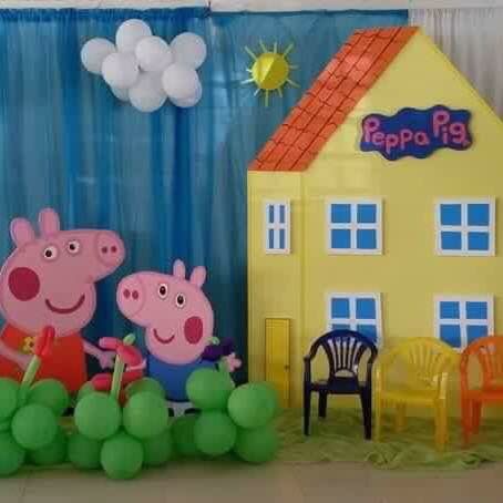 Diy Peppa Pig House Backdrop, Peppa Pig Birthday Party Decorations, Peppa Pig House, Peppa Pig Decorations, Peppa Party, Foam House, Pig Logo, Peppa Pig Family, Peppa Pig Birthday Party