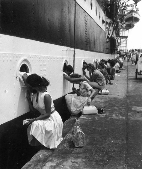 American Soldiers Getting Last Kiss On Ship Before Deployment To Egypt, 1963 Drawing Hair, Fotografi Vintage, Last Kiss, Black And White Photograph, Vintage Versace, Foto Art, Photo Vintage, Jolie Photo, Vintage Vogue