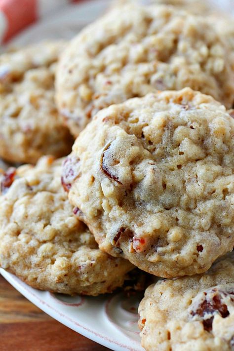 Oatmeal Date Cookies that are chewy and soft in the center but crispy on the edges! The perfect oatmeal cookie filled with chewy dates and crunchy pecans. Dried Date Pieces Recipes, Dried Dates Recipes, Oatmeal Date Cookies, Date Recipes Desserts, Perfect Oatmeal, Holiday Baking List, Baking List, Date Cookies, Oatmeal Cookies Chewy