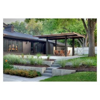 Pergola Corner, Pergola Modern, Landscaping On A Hill, Covered Patio Design, Shelter Design, Patio Pergola, Pergola Ideas, Modern Pergola, Pergola Attached To House