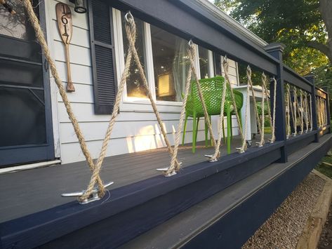 Rope Handrail Outdoor, Rope Railing Outdoor, Boat Railing Ideas, Rope Porch Railing, Rope Decking Railing Ideas, Nautical Rope Railing, Lake House Deck Railing Ideas, Deck With Rope Railing, Cottage Deck Railing Ideas