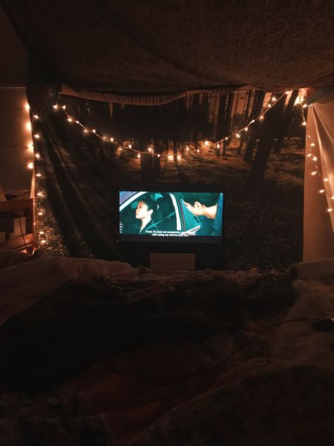 Movie Night Fort, Sleepover Fort, Living Room Fort, Couples Movie Night, Room Inspo Cozy, Dorm Blanket, Cute Background For Zepeto, Cozy Movie Night, Sleepover Room