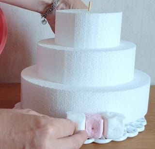 Comment faire un gâteau de bonbons avec polystyrène ? Shower Bebe, Deco Floral, Paper Holder, Candy Bar, Toilet Paper Holder, Candy, Shower, Bar, Cake