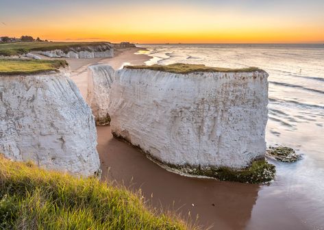 The beautiful beaches of England, Scotland, and Wales are stunning and worthy of a visit, like Botany Bay and Constantine Beach. How To Make Clouds, High Clouds, Uk Beaches, Botany Bay, Sunset Images, The United Kingdom, Best Beaches, Most Beautiful Beaches, Summer Sunset