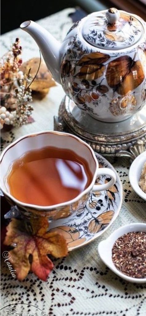 Vintage Teapot Aesthetic, Autumn Tea Party Table Settings, Autumn Afternoon Tea, Afternoon Tea Photography, Autumn Tea Aesthetic, Cozy Tea Aesthetic, Fall Afternoon Tea, Teapot Aesthetic, Fall Tea Party