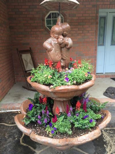 Reuse and Recycle: Broken Fountain to Fabulous! Reuse and Recycle: Broken Fountain to Fabulous! Fun Garden Projects, Bird Bath Planter, Succulent Garden Ideas, Succulent Landscape, Garden Animal Statues, Water Fountain Design, Succulent Landscape Design, Flea Market Gardening, Outdoor Fountains